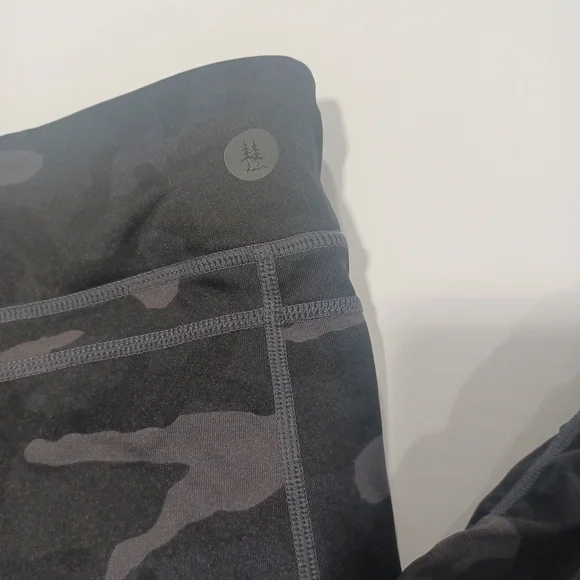 G.H. Bass & Co. Black and Gray Camouflage Leggings - Picture 4 of 6